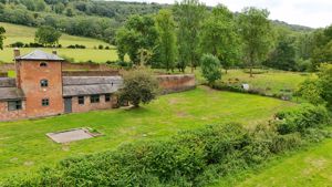 Gardeners Cottage and surrounding countryside- click for photo gallery